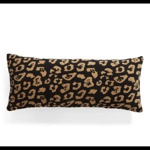 DO NOT PURCHASE         ISO barefoot dreams pilows